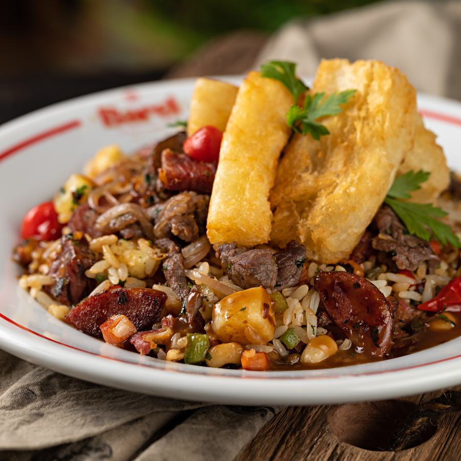 Baião de Tudo com carne seca, linguiças, queijo coalho e aipim frito
