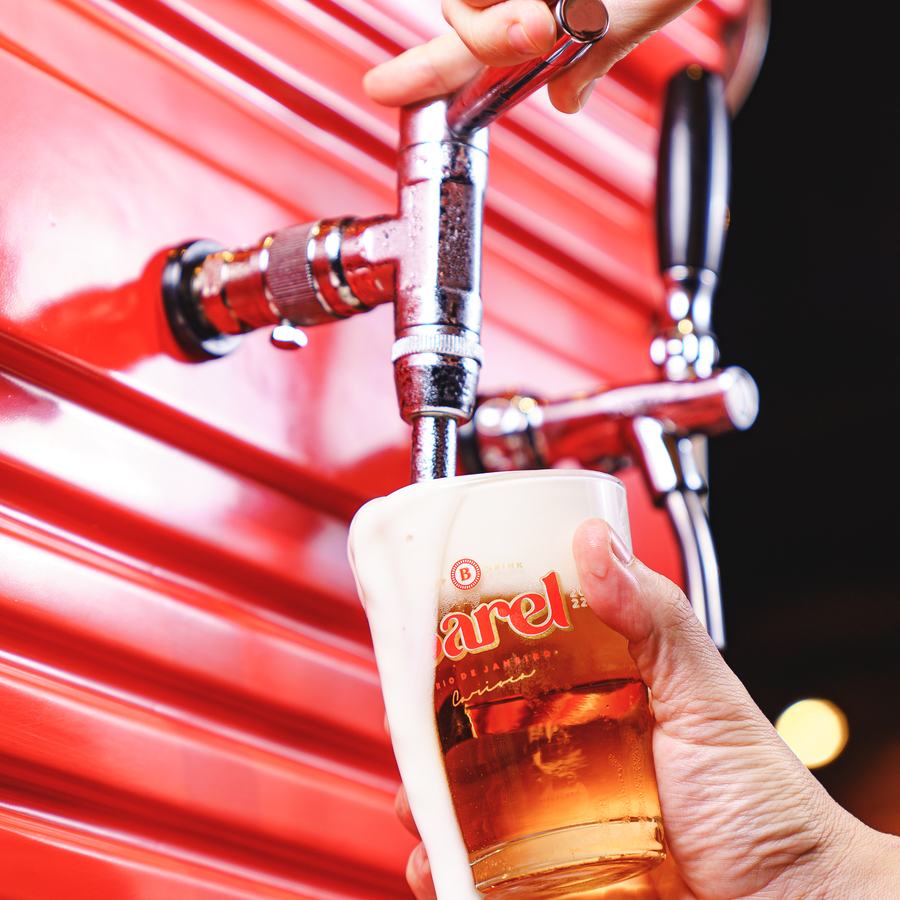 Chopp Brahma sendo tirado na torneira do Barel, com dois dedos de creme