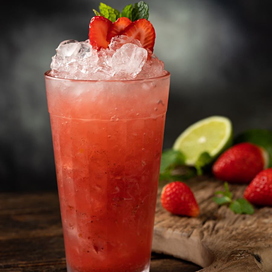 Kiss Me: vodka, compota de morango com abacaxi, cardamomo e limão