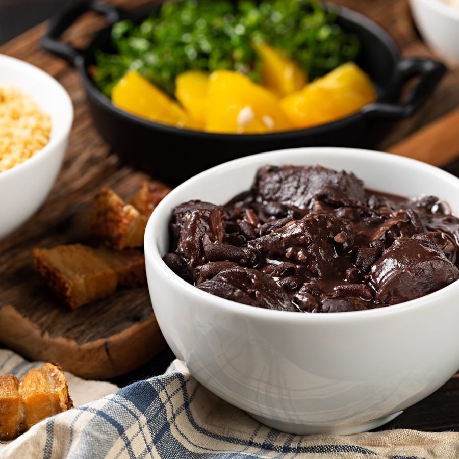 Feijoada Carioca do Barel com arroz, couve, farofa, laranja e torresmo