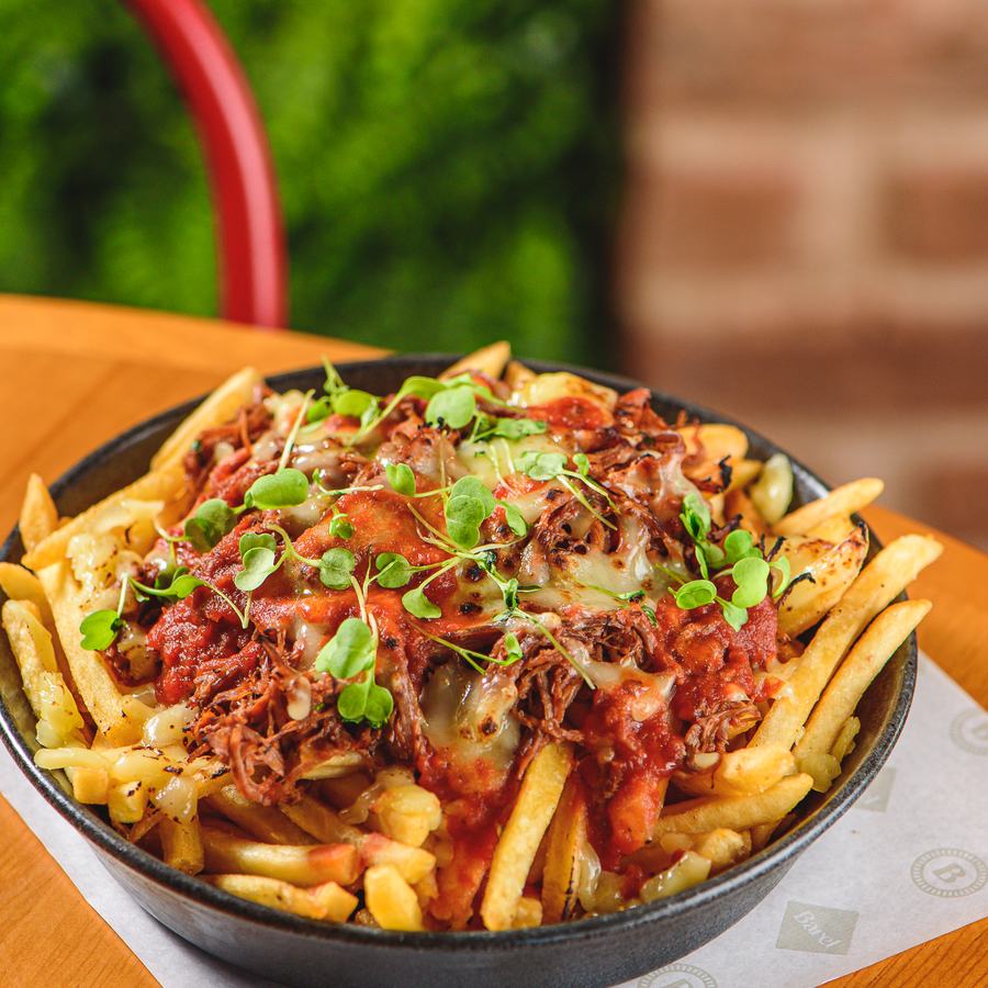 Machaca Fries: batatas fritas cobertas com carne guisada e queijo derretido