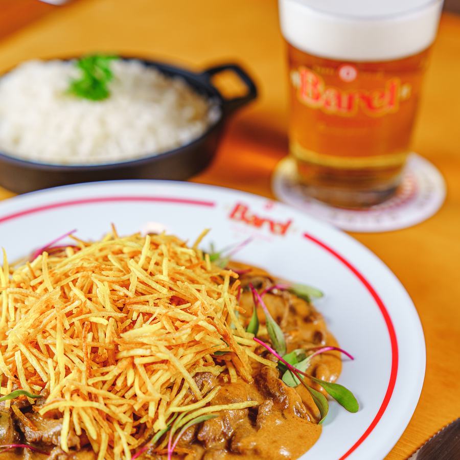 Strogonoff de carne com arroz e palha de baroa servido no prato do Barel